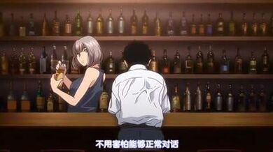 第二集“蜗牛”田径女子在雨下个不停的远离村庄的公交车站小屋里等着一辆巴士